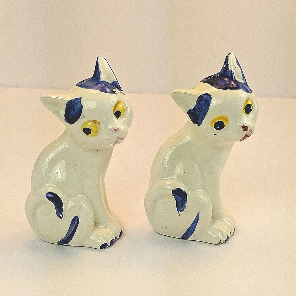 Vintage Blue/White Ceramic Forlorn Cats S/P Shaker